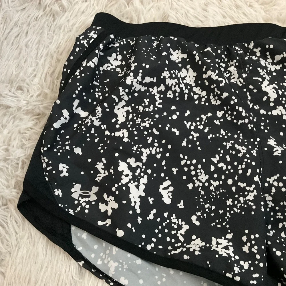 Under Armour‎ Black and White Lined Running Shorts - Size XL